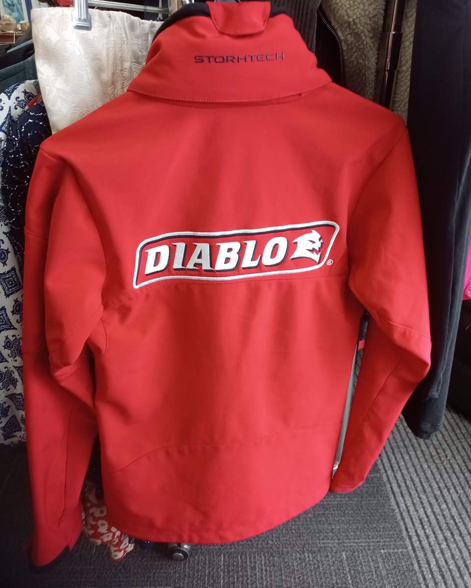 👗🔥 OK… OUR CLOTHING IS LOOKING SERIOUSLY GOOD RIGHT NOW! 🔥👗 We’ve been busy filling the racks and there are some ABSOLUTELY STUNNING pieces out there right now! 😍 Dresses, jackets, tops, pants, gorgeous labels, everyday favourites and those completely random treasures that make op-shopping dangerous for the wallet… 😂🛍️ And the best part? You NEVER know what you’re going to find. So we want to know… 👀👇 💬 WHAT’S THE ONE THING YOU CAN NEVER WALK PAST IN AN OP SHOP? 👗 A gorgeous dress? 🧥 A great jacket? 👖 The perfect pair of jeans? 👚 Tops you definitely don't need another one of? 😂 ✨ A label you recognise? 💎 Or that completely random ONE-OFF find? Tell us below! 👇 Bonus points if you’ve ever walked into our shop for “just a quick look” and somehow walked back out with a bag. 😂🙋‍♀️ ♻️ New pieces are constantly making their way onto the floor, so if you haven't had a rummage lately… it might be time. 👀 📍 Stratford Hospice Shop 🕘 Tuesday–Friday | 9am–3pm 🕘 Saturday | 9am–1pm 💛 Come for a browse. Stay for the treasure hunt. Support Hospice care across Taranaki. #StratfordHospiceShop #HospiceTaranaki #OpShopFinds #ThriftedFashion #PreLovedFashion #SecondHandStyle #StratfordNZ #Taranaki #ShopLocal