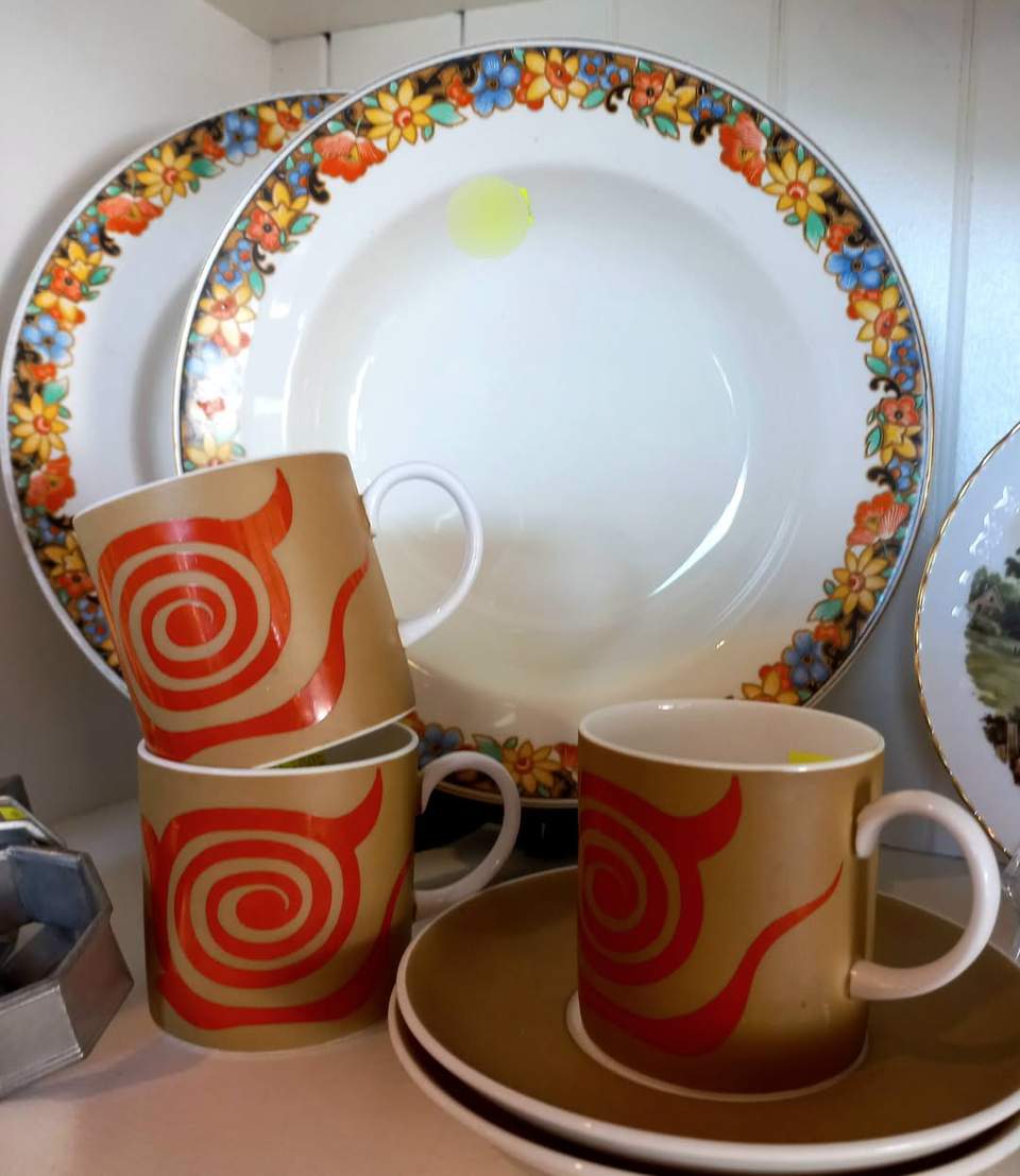So many bargains at The Robertson Burrow Community Op Shop We're open Wed to Sun 10am-2pm. 26 Hoddle St Robertson.  Ph: 0493 199 668 (Sorry no holds via this post or postage) #springintorobertson #tuliptime #TogetherWeBloom #robertsonnsw #tuliptimesouthernhighlands Robertson Discover More