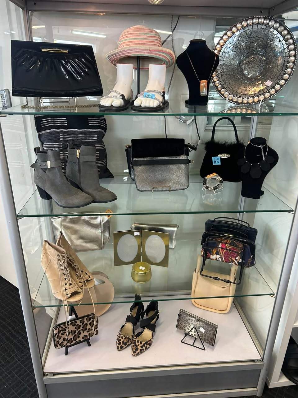 We’ve had some wonderful donations today, including a great selection of books, furniture and plenty more treasures. Pop into the Whanganui Salvation Army Family Store and have a look and checkout our prices, you never know what you might find!
A huge thank you to everyone who kindly donates to us.
