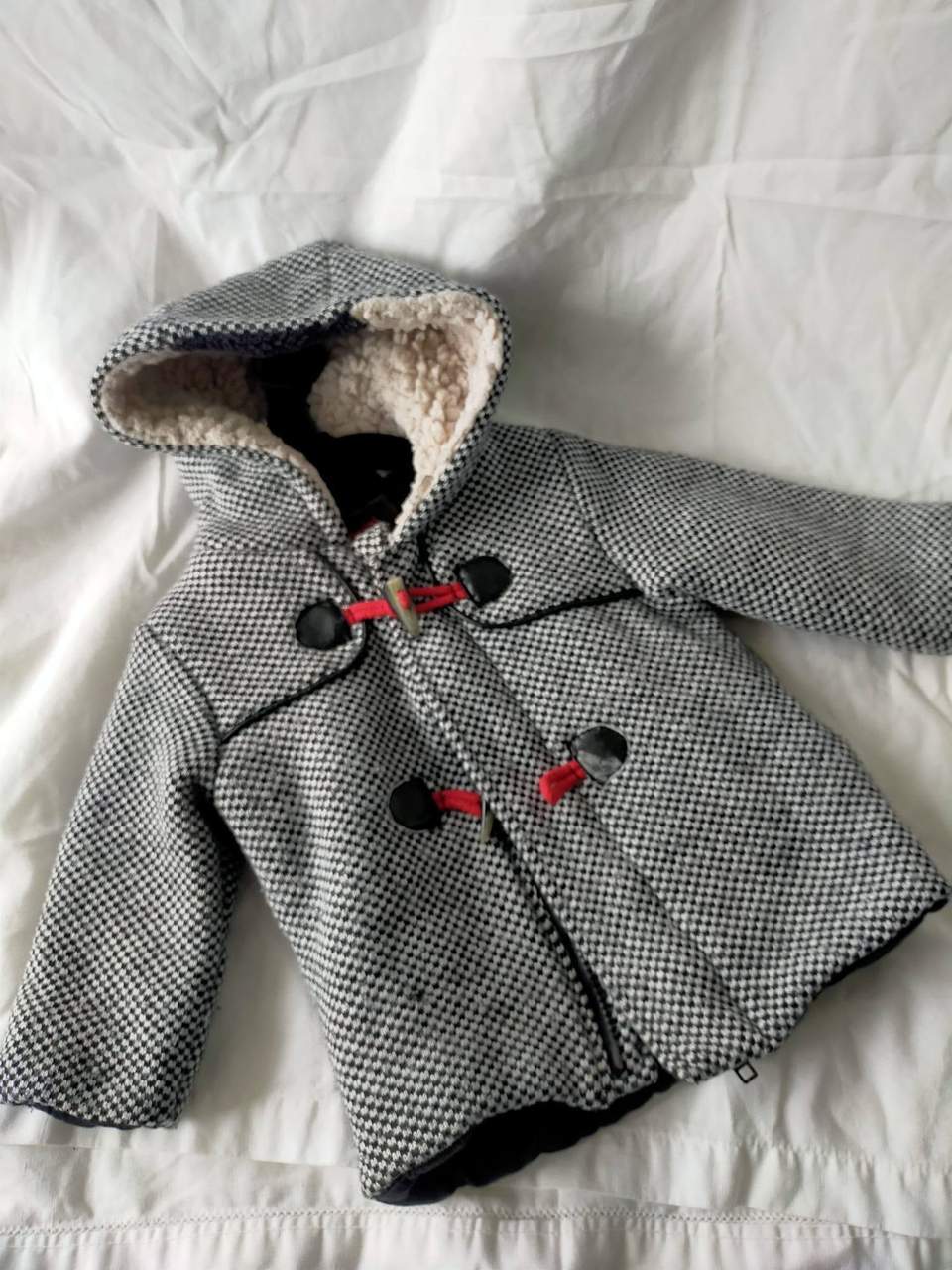 AUGUST SPECIAL $5 Bag Sale On all regular priced winter adult and children's clothing. The sale also includes shoes and linen items. Note: labelled items are exempt from the sale CD and DVD discs now 50c each