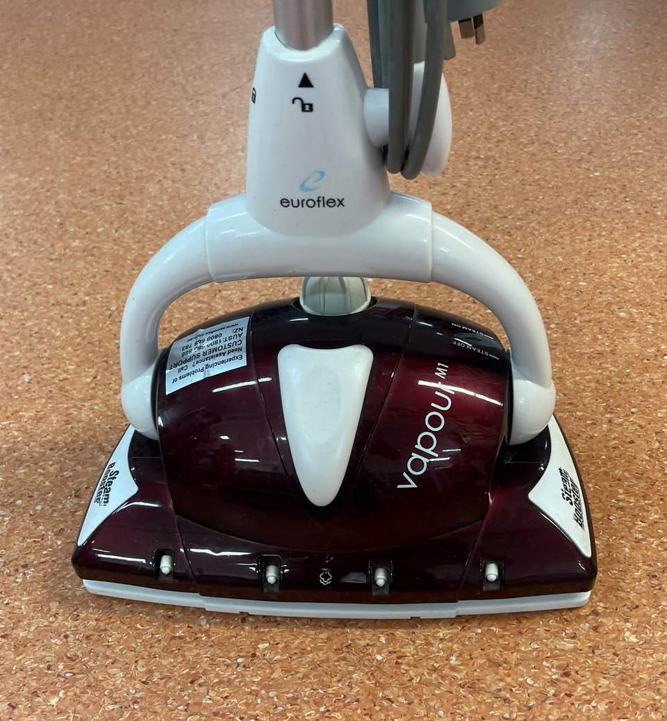 Floor steamer which uses ultra “dry” steam! Almost new.. Hurry, this won’t last! $60 ( $200 on eBay)
