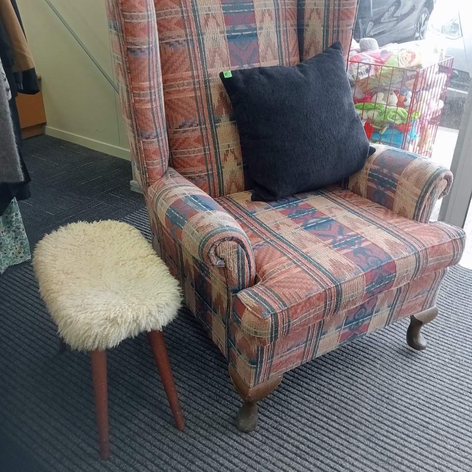 🍿🎬 OKAY STRATFORD… WE NEED YOUR MOVIE RECOMMENDATIONS! 👇 Because this lounge has got us thinking about one thing… MOVIE NIGHT. 😂 We’ve got this seriously comfy corner lounge on the floor right now with RECLINERS AT BOTH ENDS 🛋️😍 The kind of lounge you sit down on at 7pm… recline the seat… grab the snacks… and suddenly it's midnight and you've watched three movies. 😂 And sitting on the floor right now we've also got an electric bed, plus plenty more treasures to discover throughout the shop. 👀 But back to the important business… 🎬 NAME A MOVIE THAT EVERYONE SHOULD WATCH AT LEAST ONCE! Old. New. Funny. Scary. Sad. Completely ridiculous. We don't care — DROP THE NAME BELOW! 👇 Let's see if we can build one MASSIVE Stratford movie-night watchlist. 🍿😂 And if someone's movie choice is terrible… feel free to tell them. 🤣 Know someone hunting for a comfy lounge or an electric bed? Share this their way — what’s here today might not be here tomorrow. 💛 Every purchase helps support Hospice Taranaki. 📍 Stratford Hospice Shop Tuesday–Friday | 9am–3pm Saturday | 9am–1pm #StratfordHospiceShop #HospiceTaranaki #StratfordNZ #Taranaki #OpShopFinds #MovieNight #ShopLocal