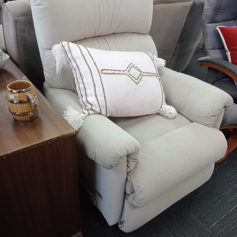🍿🎬 OKAY STRATFORD… WE NEED YOUR MOVIE RECOMMENDATIONS! 👇 Because this lounge has got us thinking about one thing… MOVIE NIGHT. 😂 We’ve got this seriously comfy corner lounge on the floor right now with RECLINERS AT BOTH ENDS 🛋️😍 The kind of lounge you sit down on at 7pm… recline the seat… grab the snacks… and suddenly it's midnight and you've watched three movies. 😂 And sitting on the floor right now we've also got an electric bed, plus plenty more treasures to discover throughout the shop. 👀 But back to the important business… 🎬 NAME A MOVIE THAT EVERYONE SHOULD WATCH AT LEAST ONCE! Old. New. Funny. Scary. Sad. Completely ridiculous. We don't care — DROP THE NAME BELOW! 👇 Let's see if we can build one MASSIVE Stratford movie-night watchlist. 🍿😂 And if someone's movie choice is terrible… feel free to tell them. 🤣 Know someone hunting for a comfy lounge or an electric bed? Share this their way — what’s here today might not be here tomorrow. 💛 Every purchase helps support Hospice Taranaki. 📍 Stratford Hospice Shop Tuesday–Friday | 9am–3pm Saturday | 9am–1pm #StratfordHospiceShop #HospiceTaranaki #StratfordNZ #Taranaki #OpShopFinds #MovieNight #ShopLocal