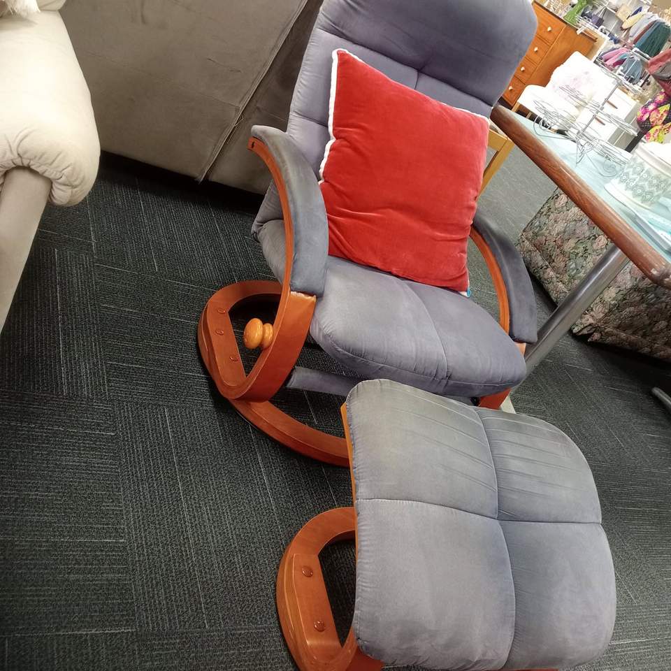 🍿🎬 OKAY STRATFORD… WE NEED YOUR MOVIE RECOMMENDATIONS! 👇 Because this lounge has got us thinking about one thing… MOVIE NIGHT. 😂 We’ve got this seriously comfy corner lounge on the floor right now with RECLINERS AT BOTH ENDS 🛋️😍 The kind of lounge you sit down on at 7pm… recline the seat… grab the snacks… and suddenly it's midnight and you've watched three movies. 😂 And sitting on the floor right now we've also got an electric bed, plus plenty more treasures to discover throughout the shop. 👀 But back to the important business… 🎬 NAME A MOVIE THAT EVERYONE SHOULD WATCH AT LEAST ONCE! Old. New. Funny. Scary. Sad. Completely ridiculous. We don't care — DROP THE NAME BELOW! 👇 Let's see if we can build one MASSIVE Stratford movie-night watchlist. 🍿😂 And if someone's movie choice is terrible… feel free to tell them. 🤣 Know someone hunting for a comfy lounge or an electric bed? Share this their way — what’s here today might not be here tomorrow. 💛 Every purchase helps support Hospice Taranaki. 📍 Stratford Hospice Shop Tuesday–Friday | 9am–3pm Saturday | 9am–1pm #StratfordHospiceShop #HospiceTaranaki #StratfordNZ #Taranaki #OpShopFinds #MovieNight #ShopLocal