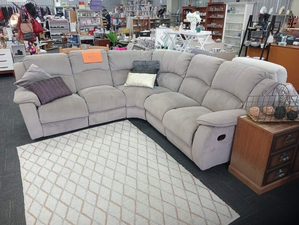🍿🎬 OKAY STRATFORD… WE NEED YOUR MOVIE RECOMMENDATIONS! 👇 Because this lounge has got us thinking about one thing… MOVIE NIGHT. 😂 We’ve got this seriously comfy corner lounge on the floor right now with RECLINERS AT BOTH ENDS 🛋️😍 The kind of lounge you sit down on at 7pm… recline the seat… grab the snacks… and suddenly it's midnight and you've watched three movies. 😂 And sitting on the floor right now we've also got an electric bed, plus plenty more treasures to discover throughout the shop. 👀 But back to the important business… 🎬 NAME A MOVIE THAT EVERYONE SHOULD WATCH AT LEAST ONCE! Old. New. Funny. Scary. Sad. Completely ridiculous. We don't care — DROP THE NAME BELOW! 👇 Let's see if we can build one MASSIVE Stratford movie-night watchlist. 🍿😂 And if someone's movie choice is terrible… feel free to tell them. 🤣 Know someone hunting for a comfy lounge or an electric bed? Share this their way — what’s here today might not be here tomorrow. 💛 Every purchase helps support Hospice Taranaki. 📍 Stratford Hospice Shop Tuesday–Friday | 9am–3pm Saturday | 9am–1pm #StratfordHospiceShop #HospiceTaranaki #StratfordNZ #Taranaki #OpShopFinds #MovieNight #ShopLocal
