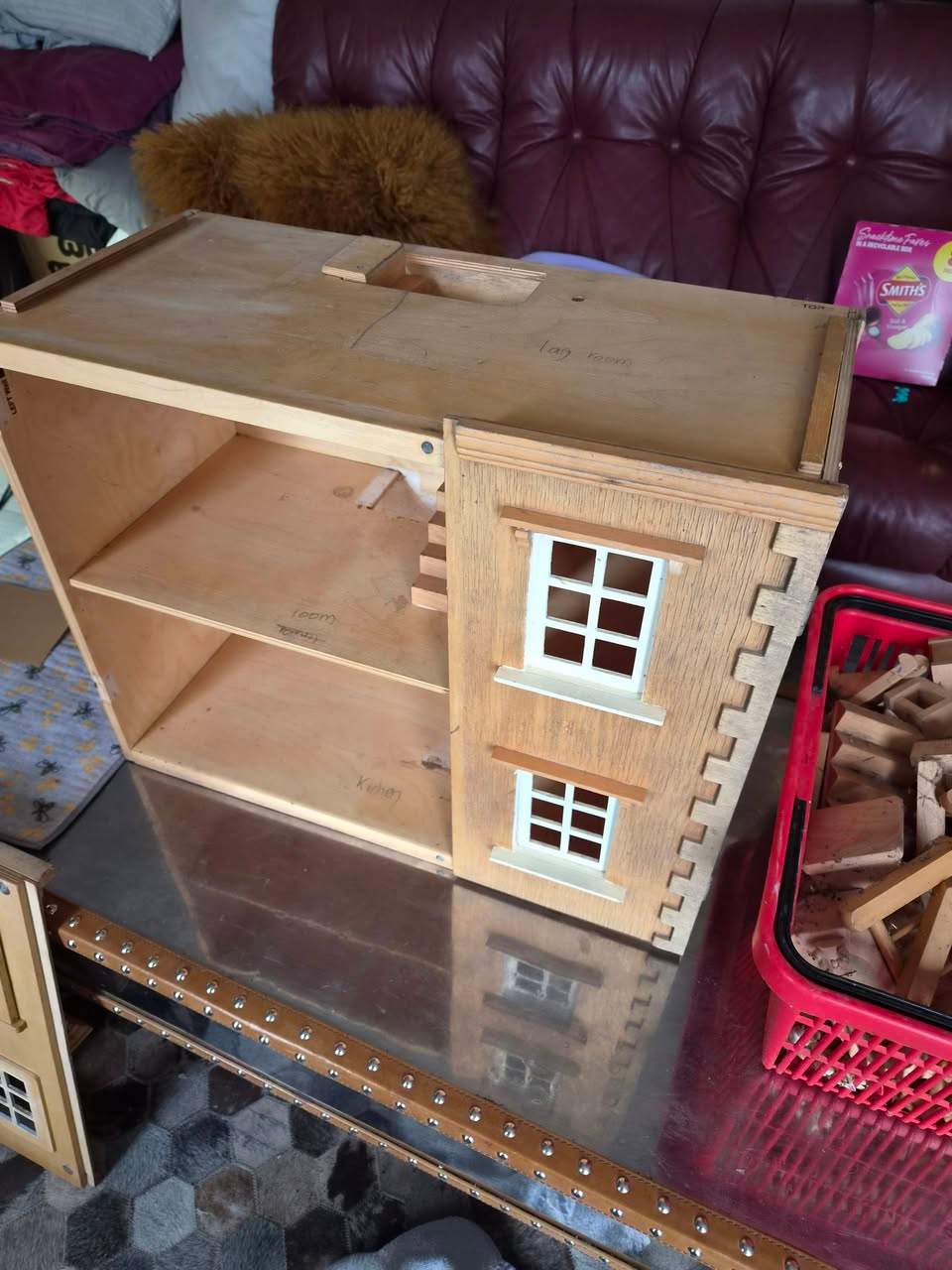 Some items are definitely worth saving. A big thankyou to the person who donated this lovely dolls house. A little paint and glue and its like new. It now has a new home and has made a little girl extremely happy