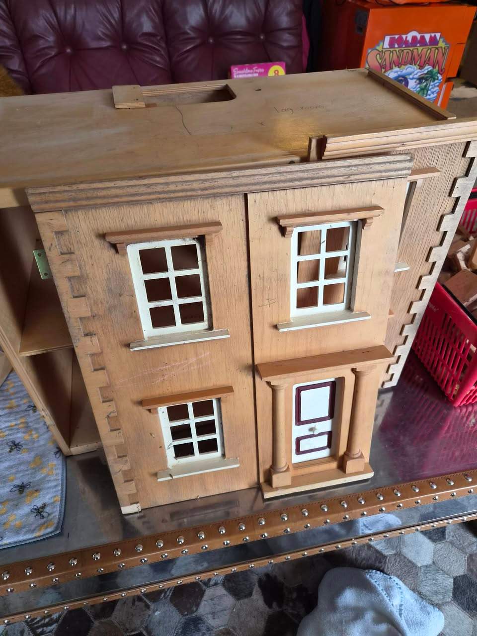Some items are definitely worth saving. A big thankyou to the person who donated this lovely dolls house. A little paint and glue and its like new. It now has a new home and has made a little girl extremely happy