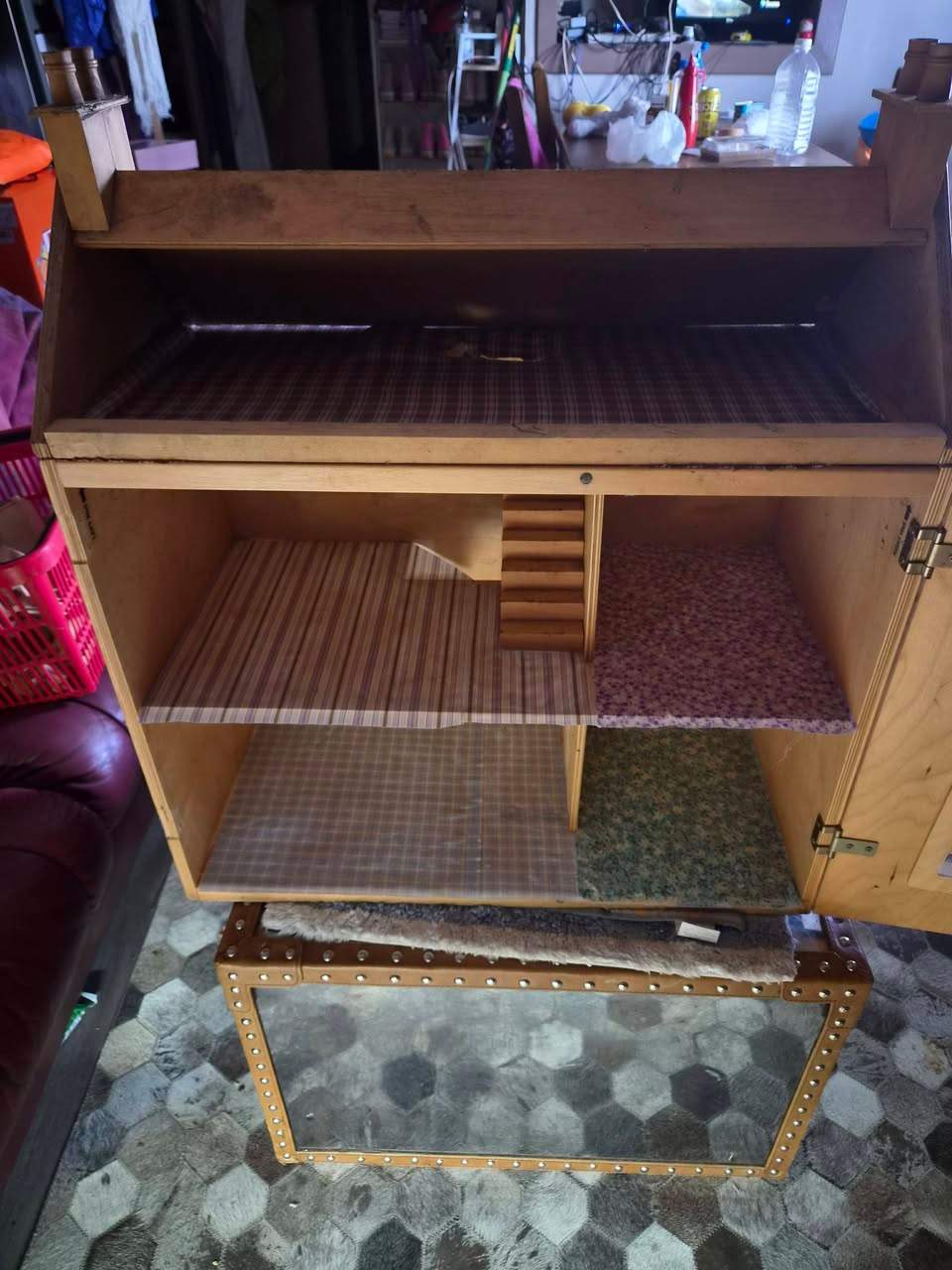 Some items are definitely worth saving. A big thankyou to the person who donated this lovely dolls house. A little paint and glue and its like new. It now has a new home and has made a little girl extremely happy