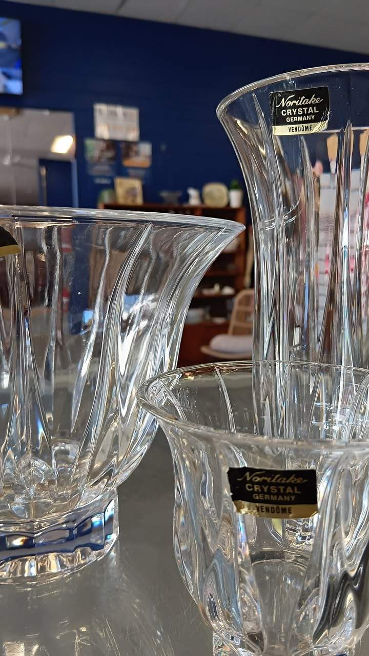We hope to see you in shopping today .
The most incredible Volunteers will be filling the shop with lots of fresh fashion today .
Gorgeous collectables ,homewares and interesting goodies to look at too.
#opshopgoodies
#opshopgold
#lladrofigurine
#germanpottery
#guitars
#treasures
#coffsharbourbusiness
#noritake
#collectables
