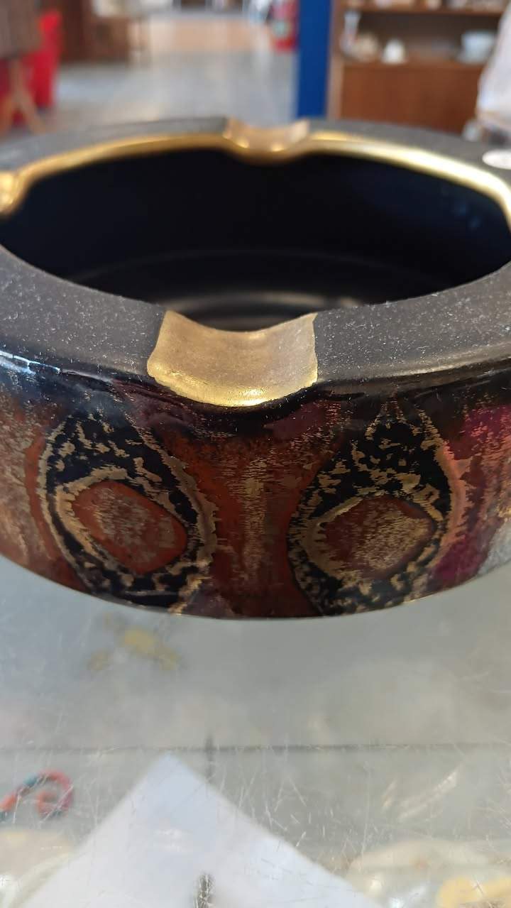 We hope to see you in shopping today .
The most incredible Volunteers will be filling the shop with lots of fresh fashion today .
Gorgeous collectables ,homewares and interesting goodies to look at too.
#opshopgoodies
#opshopgold
#lladrofigurine
#germanpottery
#guitars
#treasures
#coffsharbourbusiness
#noritake
#collectables