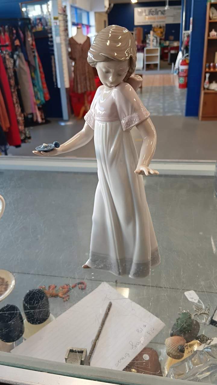 We hope to see you in shopping today .
The most incredible Volunteers will be filling the shop with lots of fresh fashion today .
Gorgeous collectables ,homewares and interesting goodies to look at too.
#opshopgoodies
#opshopgold
#lladrofigurine
#germanpottery
#guitars
#treasures
#coffsharbourbusiness
#noritake
#collectables