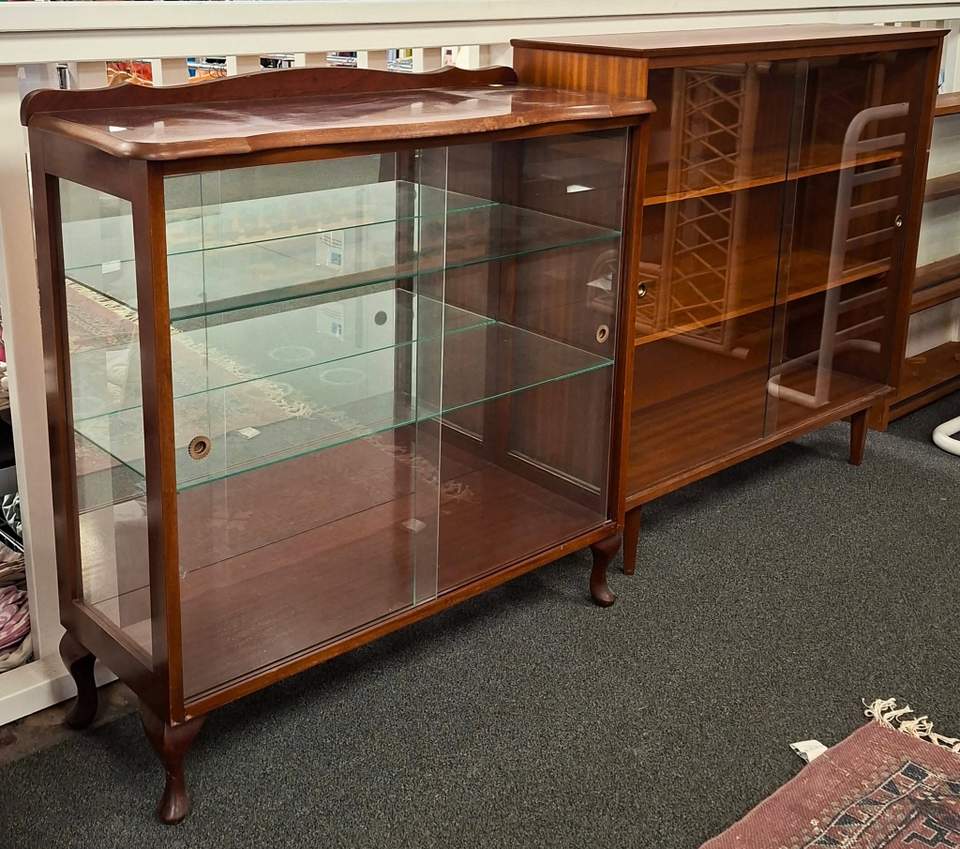 We have had so many incredible pieces come down to the floor over the past week and there is more to come!
Antique New Zealand pieces, retro items, rare books, pottery, furniture..make sure you keep checking in as items are processed and put out on the shop floor throughout the day.
𝘗𝘭𝘦𝘢𝘴𝘦 𝘯𝘰𝘵𝘦: 𝘈𝘭𝘭 𝘴𝘢𝘭𝘦𝘴 𝘢𝘳𝘦 𝘪𝘯𝘴𝘵𝘰𝘳𝘦 𝘰𝘯𝘭𝘺, 𝘯𝘰 𝘩𝘰𝘭𝘥𝘴, 𝘯𝘰 𝘱𝘢𝘺𝘮𝘦𝘯𝘵 𝘷𝘪𝘢 𝘱𝘩𝘰𝘯𝘦 𝘰𝘳 𝘪𝘯𝘵𝘦𝘳𝘯𝘦𝘵. 𝘗𝘭𝘦𝘢𝘴𝘦 𝘯𝘰𝘵𝘦 𝘪𝘵𝘦𝘮𝘴 𝘮𝘢𝘺 𝘩𝘢𝘷𝘦 𝘢𝘭𝘳𝘦𝘢𝘥𝘺 𝘴𝘰𝘭𝘥 𝘢𝘵 𝘵𝘩𝘦 𝘵𝘪𝘮𝘦 𝘰𝘧 𝘵𝘩𝘪𝘴 𝘣𝘦𝘪𝘯𝘨 𝘱𝘰𝘴𝘵𝘦𝘥. 𝘍𝘰𝘳 𝘶𝘳𝘨𝘦𝘯𝘵 𝘦𝘯𝘲𝘶𝘪𝘳𝘪𝘦𝘴 𝘱𝘭𝘦𝘢𝘴𝘦 𝘤𝘰𝘯𝘵𝘢𝘤𝘵 𝘰𝘶𝘳 𝘴𝘵𝘰𝘳𝘦 𝘷𝘪𝘢 (𝟢𝟫) 𝟦𝟥𝟪 𝟥𝟨𝟤𝟥 𝘢𝘴 𝘵𝘩𝘪𝘴 𝘱𝘢𝘨𝘦 𝘪𝘴 𝘯𝘰𝘵 𝘮𝘰𝘯𝘪𝘵𝘰𝘳𝘦𝘥 𝟤𝟦/𝟩.