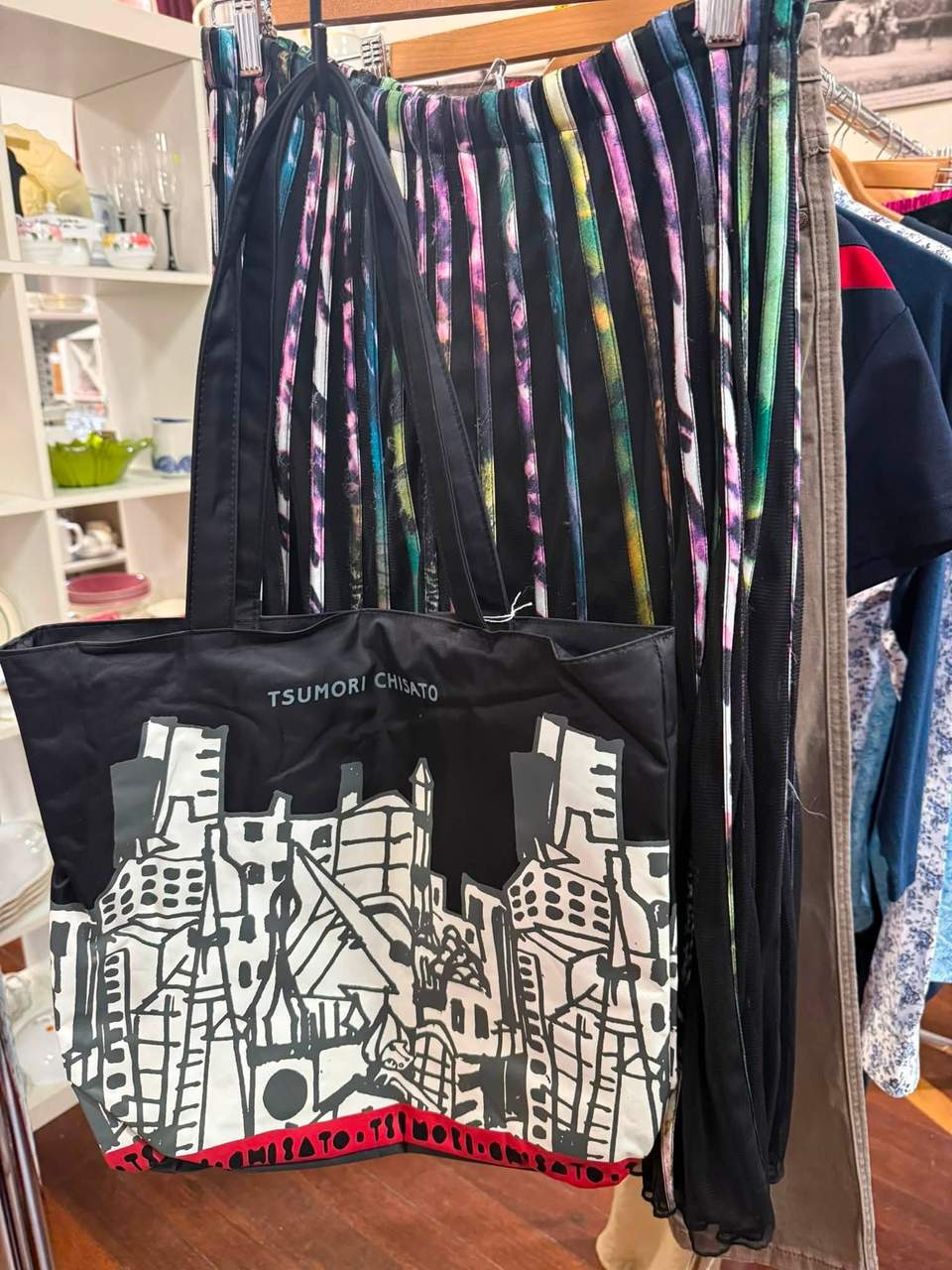 Some highlights in our donations this week! ☀️Open Friday/Saturday/Sunday 11-3 ☀️ 👖👚🎽Adult clothing $5 (some exceptions) 👦🏼👧🏽🧑🏻‍🦱Kids clothing $2 📚📖📕Books $2 🍶🥣🏺Bric a Brac $1-$10 🫖🪆🖼️Antiques and collectibles as priced.
