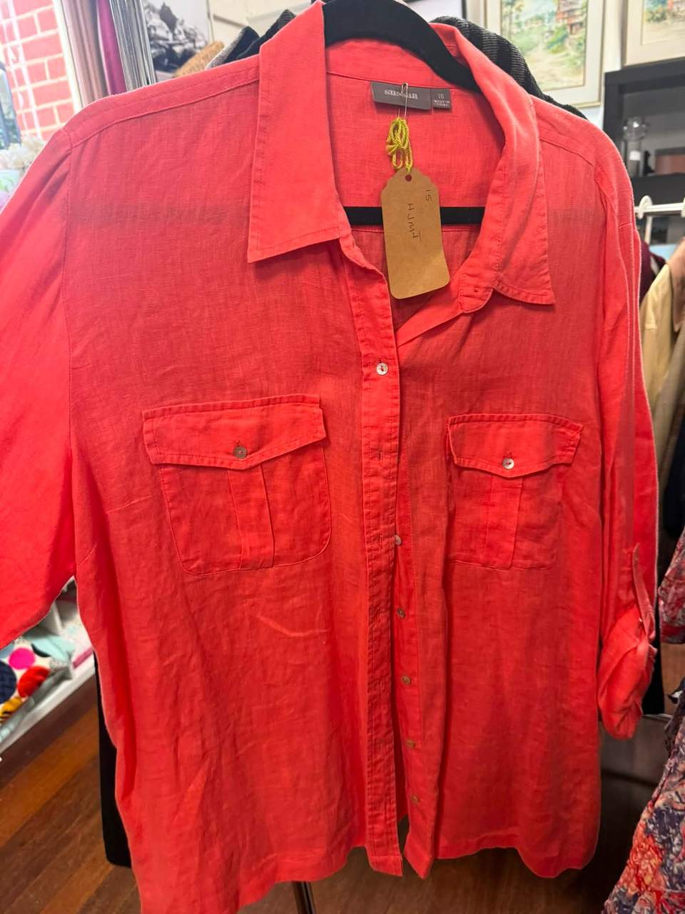 Some highlights in our donations this week! ☀️Open Friday/Saturday/Sunday 11-3 ☀️ 👖👚🎽Adult clothing $5 (some exceptions) 👦🏼👧🏽🧑🏻‍🦱Kids clothing $2 📚📖📕Books $2 🍶🥣🏺Bric a Brac $1-$10 🫖🪆🖼️Antiques and collectibles as priced.