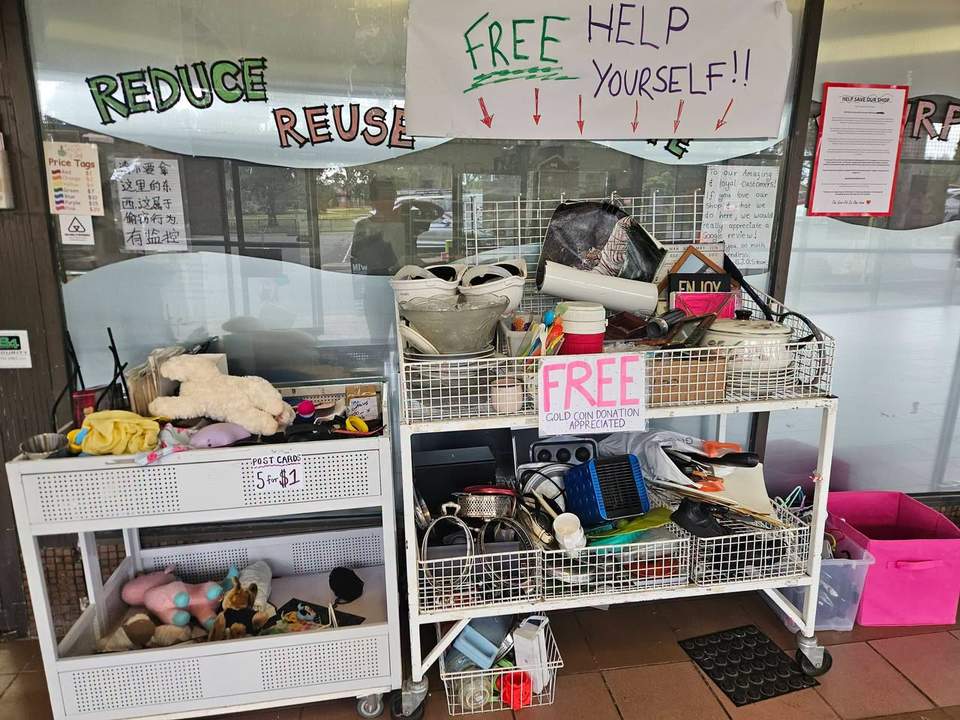 Last day for FREEBIES everyone!! Come have a last look at what we have, you might find something special
Note: we are still not open just putting free stuff outside to help us with downsizing. See next post about date of GRAND REOPENING
Located at Diamond Village Shopping Centre Nepean Street Watsonia