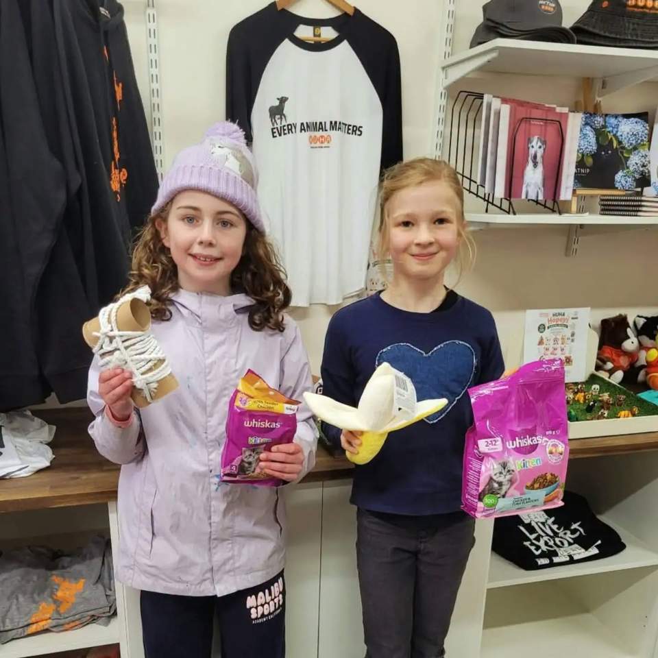 We love getting visitors coming up the hill to see us at the Haywards Shelter
......
On Saturday two of our young visitors who were booked on to the Behind The Scenes Tour, arrived with a bag full of amazing donations for our dogs and cats. As well as food,  they had also been busy crafting some very creative handmade dog toys.  Thank you, girls, for your thoughtful and much appreciated goodie bag
 ....we think you are fantastic
And if that wasn't enough, we then received a visit from the KauKau Rangers who presented us with a monetary donation and more wonderful,  handmade dog and cat toys
. Thank you Kau Kau Rangers, for all your hard work and devotion - our shelter dogs and cats are going to love them
#sanctuarylife #happyhuhadays #EveryAnimalMatters