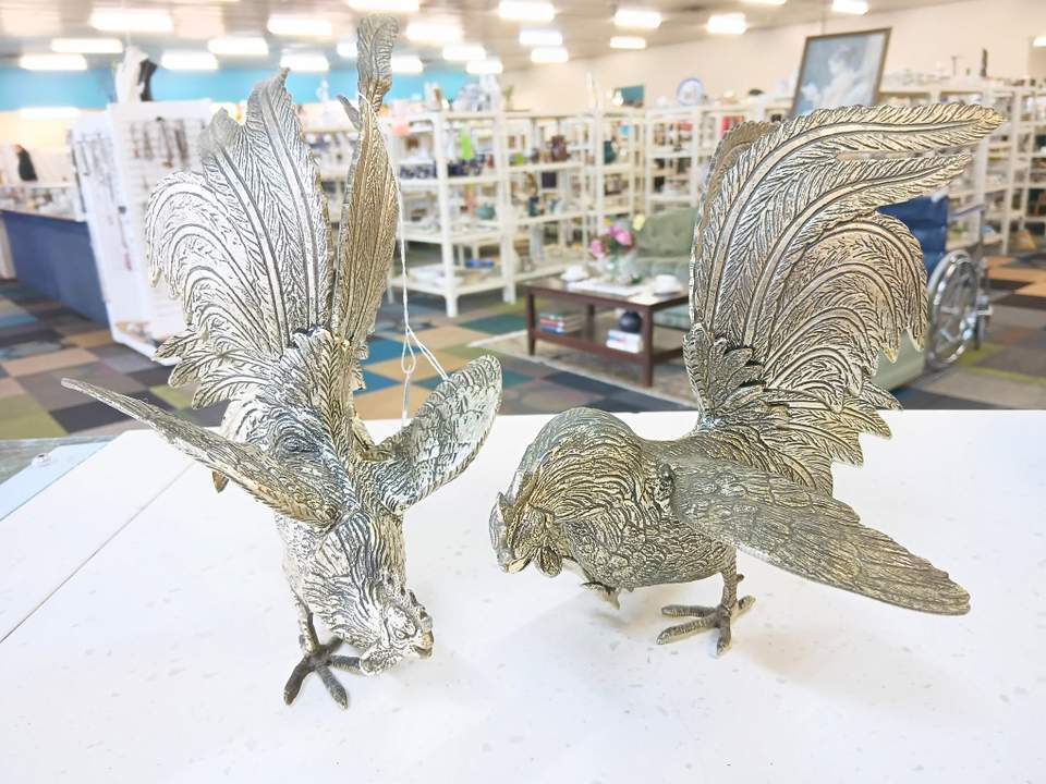 Its been a bit of a Retro start to our week with this metal pair of fighting roosters.
Both very heavy and sold as a pair.
Get in to look up close
.