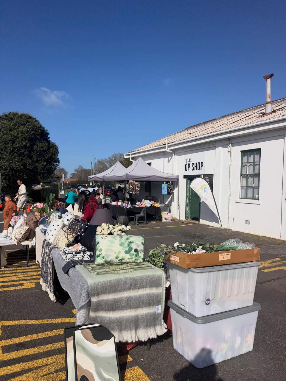 We’re having such a wonderful day so far! still going until 1pm, so there’s still time to come on down and join us! 🛍️🙌