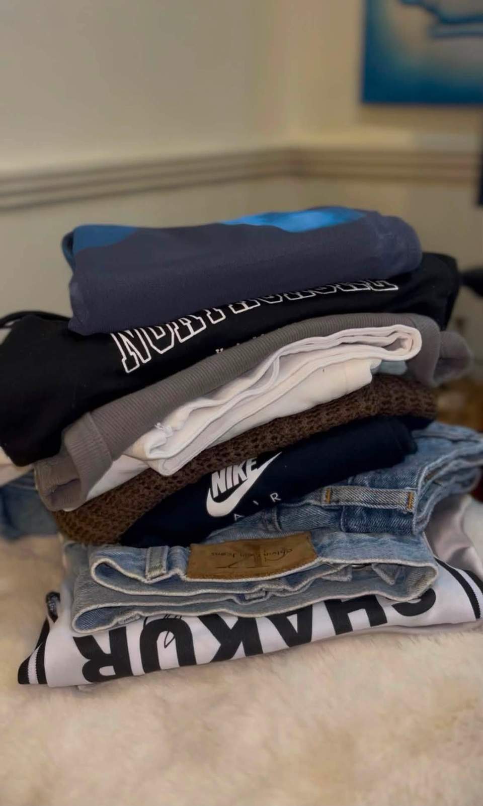 Open until 5pm with new fashion finds and low price tags; customers are invited to message the seller.