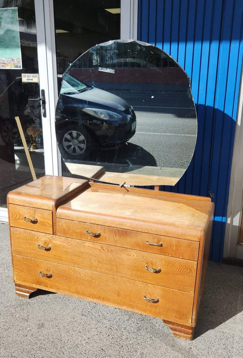 Freebies for the weekend, out front of the Vinnies Op Shop - Onehunga
Note: couch has no back cushions...
...
𝗨𝗣𝗗𝗔𝗧𝗘: 𝘁𝗵𝗲 𝗰𝗼𝘂𝗰𝗵 𝗵𝗮𝘀 𝗴𝗼𝗻𝗲..
[4pm Friday]
𝗦𝗵𝗼𝗽 𝗼𝗳𝘁𝗲𝗻, 𝗙𝗶𝗻𝗱 𝗺𝗼𝗿𝗲!
𝙁𝙤𝙧 𝙛𝙪𝙧𝙩𝙝𝙚𝙧 𝙞𝙣𝙛𝙤𝙧𝙢𝙖𝙩𝙞𝙤𝙣  𝙖𝙣𝙙 𝙖𝙫𝙖𝙞𝙡𝙖𝙗𝙞𝙡𝙞𝙩𝙮 𝙤𝙛 𝙞𝙩𝙚𝙢𝙨 𝙨𝙝𝙤𝙬𝙣
096342697
𝙊𝙧 𝙘𝙤𝙢𝙚 𝙖𝙣𝙙 𝙫𝙞𝙨𝙞𝙩 𝙪𝙨 𝙖𝙩
345 𝙊𝙣𝙚𝙝𝙪𝙣𝙜𝙖