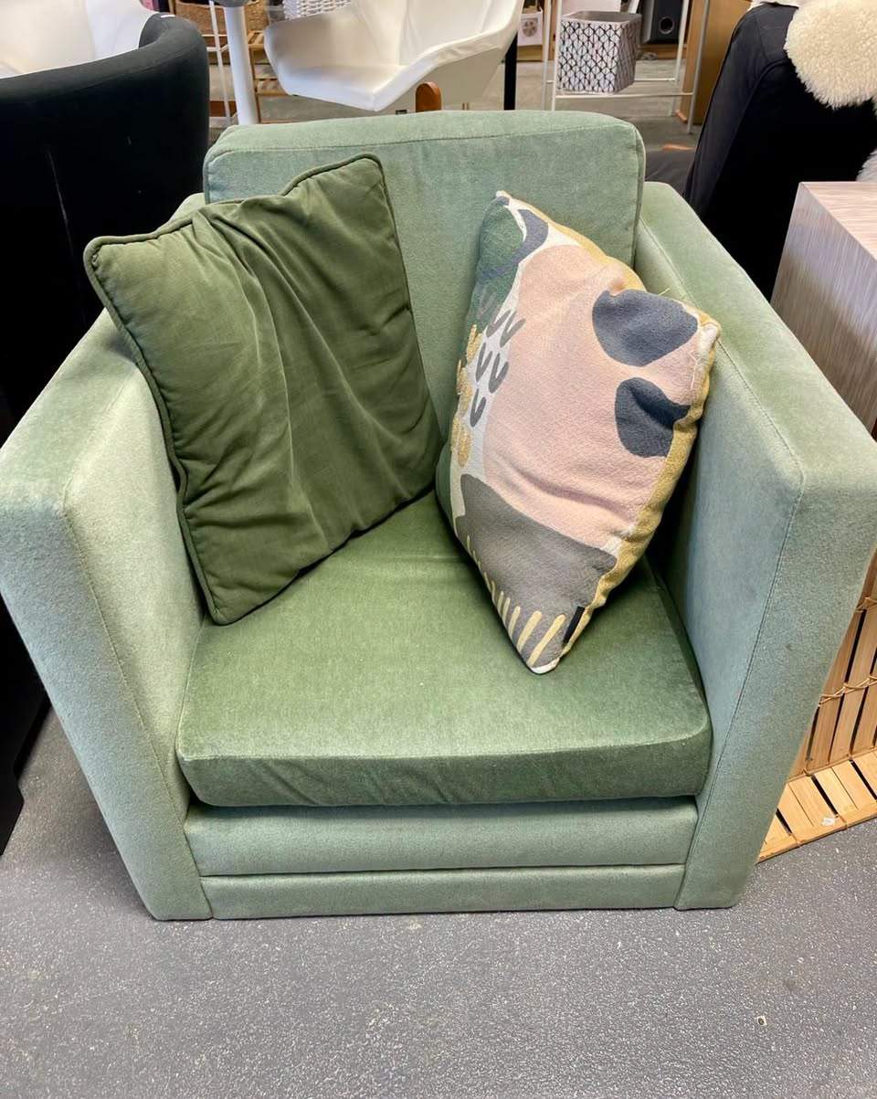 Happy Rāmere!
We have some beautiful items in store for you this weekend…and our creative elves have been spring-ifying our displays, getting new Lucky Dip boxes ready, refreshing our shoes and designer rack! Have a wonderful day!
Open
Monday -Saturday 10-4
Thank you for supporting hospice patients and whānau x