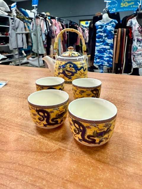 Look what's new at Burleigh Op Shop
Gorgeous vintage pieces, glassware, vases & more — and most items are just $2!
Pop into Burleigh Op Shop and grab a bargain!
#BurleighOpShop #OpShopFinds #Bargains