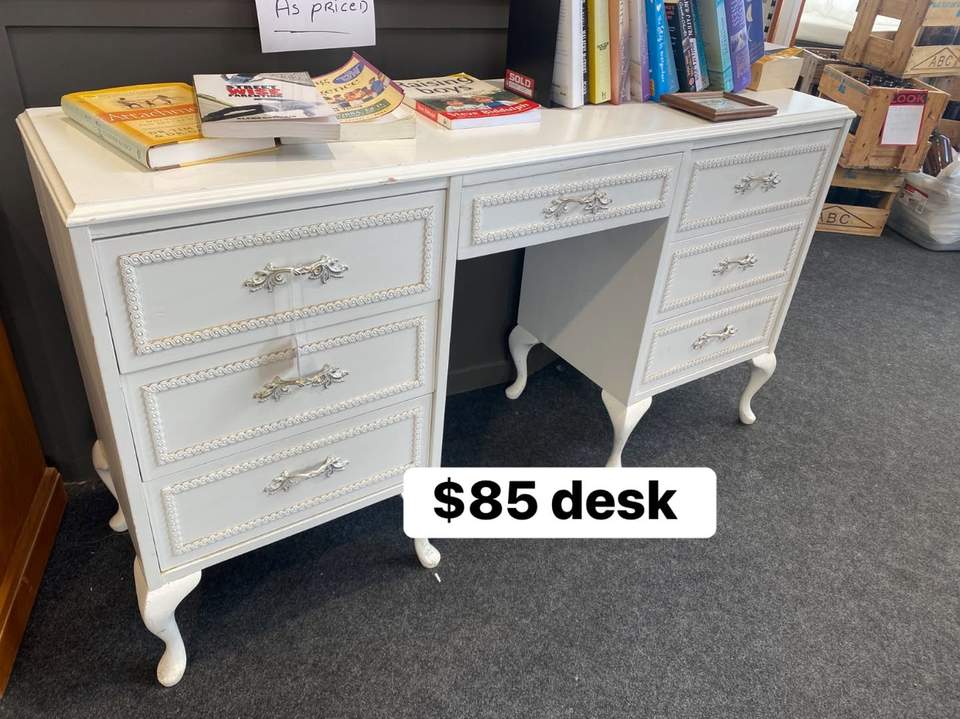 ☀️Happy Thursday☀️ Beautiful pieces fresh on the shop floor today! 🛍️Come have a browse! 🛍️ 321 Fraser street, Tauranga Open - Tuesday- Saturday 8:30-4 Closed - Sunday & Monday 📦🚛 We need your donations! Call us on 07 5710775 or email us at admin@bridgeoutreach.org.nz and get booked in for a FREE donation pick up!