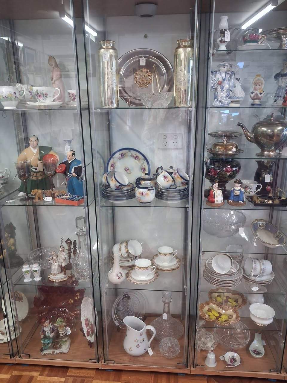 Welcome to another week at Mother Hubbard's Cupboard..
Lots of new and exciting treasures to rummage through..
Dinner sets, cup and saucer sets and clear and coloured glassware all half price until Saturday..
We will also be doing our 30 minute sales during the day so come in and grab your treasures..