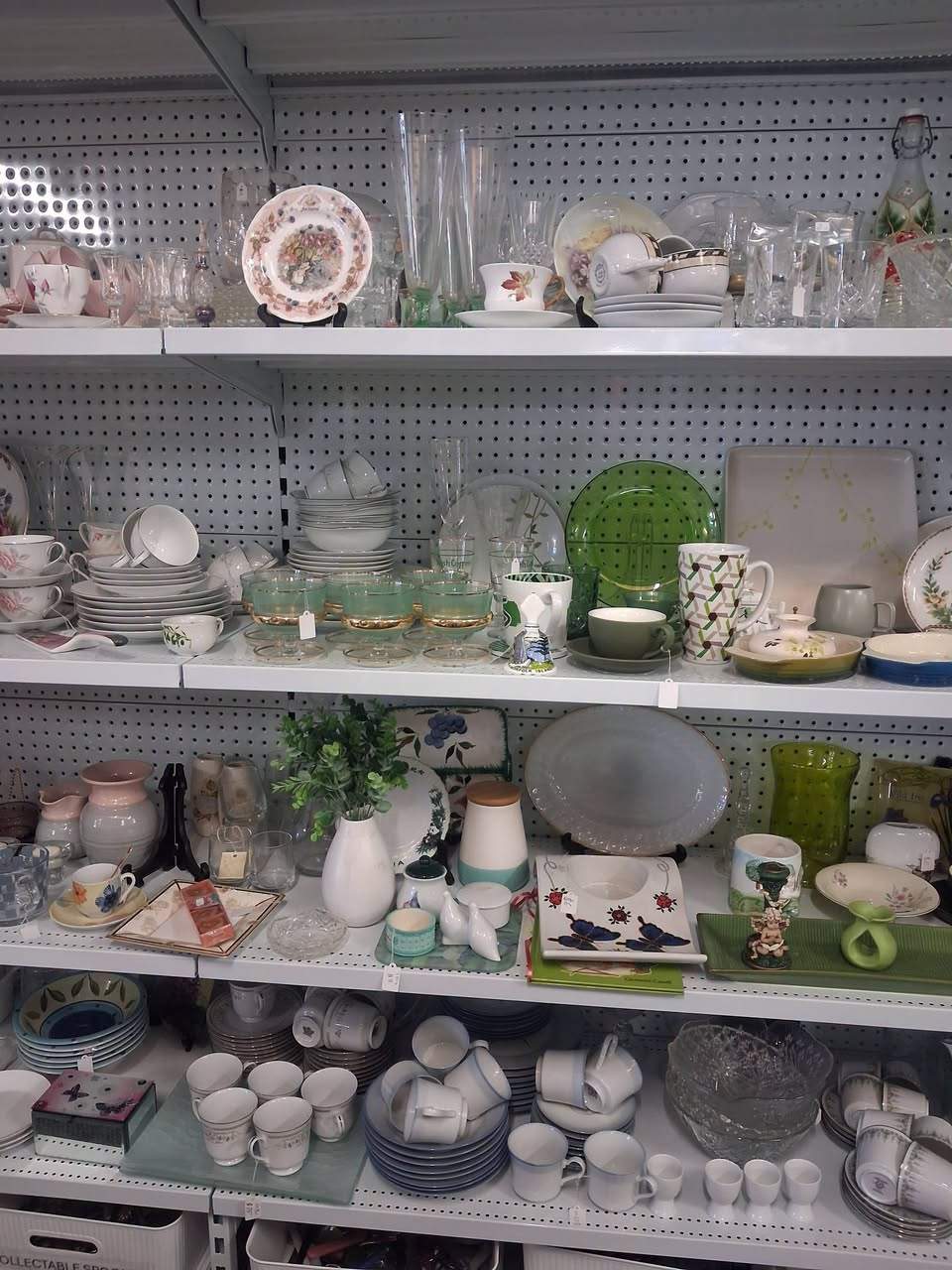 Welcome to another week at Mother Hubbard's Cupboard..
Lots of new and exciting treasures to rummage through..
Dinner sets, cup and saucer sets and clear and coloured glassware all half price until Saturday..
We will also be doing our 30 minute sales during the day so come in and grab your treasures..