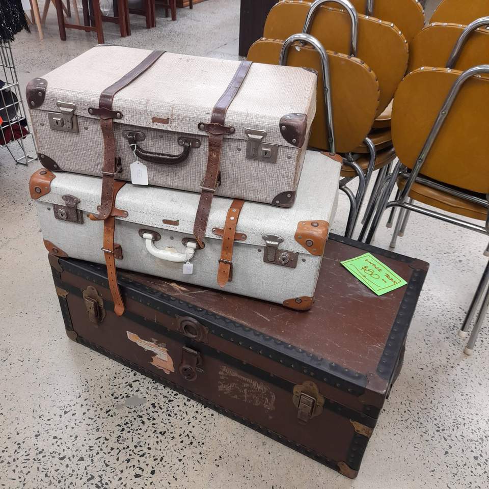 💛 Shop kind. Give back. Love local. 86 Macandrew Road South Dunedin 027 801 3075 #HatoHone #stjohn #secondhand #opshopping #dunedin