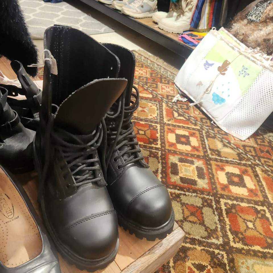 Spring cleaning is well and truly underway, the shop is starting to get pretty full!
This week, from 23 - 26 September, we're offering half price on all:
 Bags (handbags, backpacks and tramping packs)
Shoes (kids and adults, any season)
  Blankets
Open Wednesdays - Saturdays, 9am - 3pm.  See you soon!