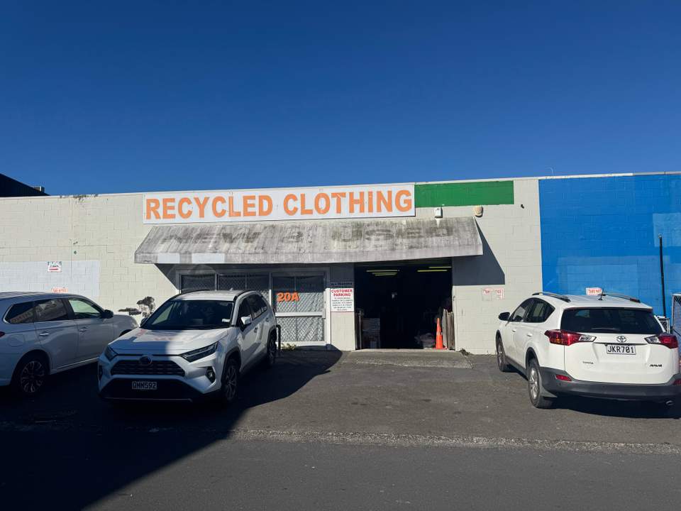 Huge store inside, so much on racks you really gotta fossick but the prices are standardised and cheap as so it’s worth the effort. Half price sale last Sat of ev month