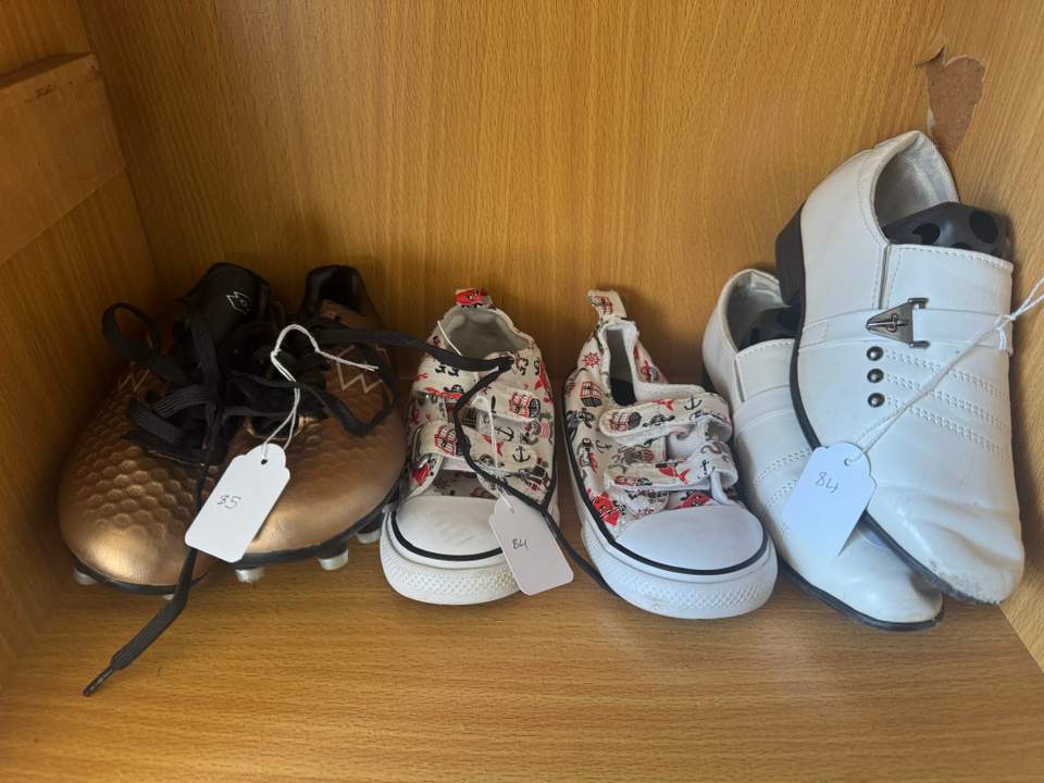 Little shop, great prices, luck of the draw what’s in at any point. Those little shoes! 😍