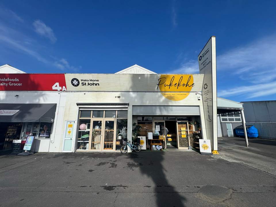 Highlights: Jewellery, Shoes, Books and Clothes- nicely organised by size and colour. Prices are very approachable. Probably the best op shop in Puke for clothes.