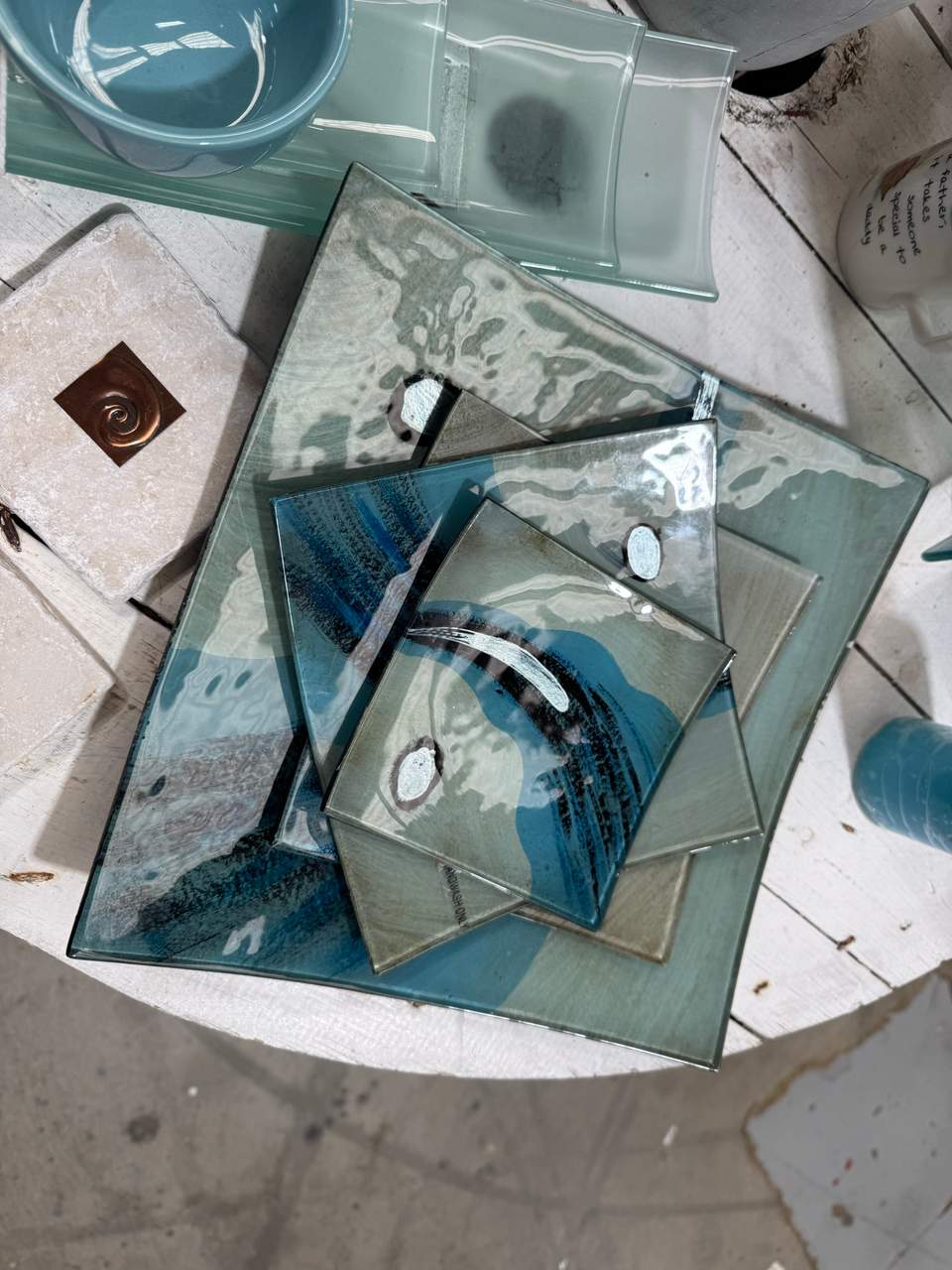 High quality esp in artwork, bric’a’brac and clothes, good prices.