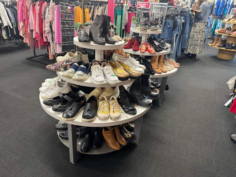 Across from the Wairau quartet this Hospice Shop has a great range of clothes ($5 sale), artwork, shoes, bags and is always worth a stop in