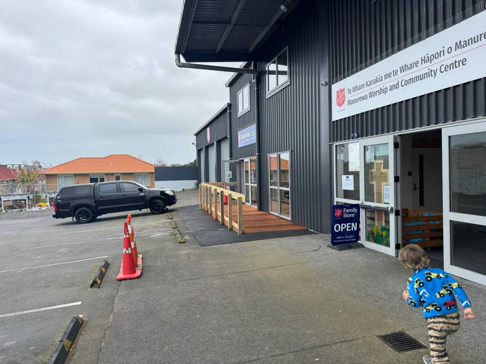 Store tucked away around corner from Clendon Mall. Kind of like Manurewa one in that it’s cheap/flat rates on everything and there’s great finds on the racks if you take the time.